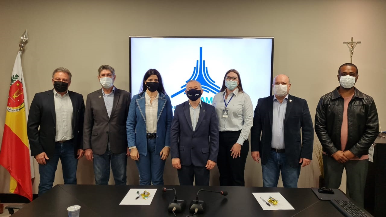 Da esq.: Clodomir Luiz Ascari, vice-presidente Crea-PR; Nilson Cardoso, dirigente da AMEA (Associação Maringaense de Engenheiros Agrônomos, CREA-PR, CREA-RS, Aline Priscila Bortolotto, presidente da AEAM (Associação de Engenheiros e Arquitetos de Maringá), Jorge Campelo, presidente da AprogeoPR (Associação Profissional de Geógrafos do Paraná)